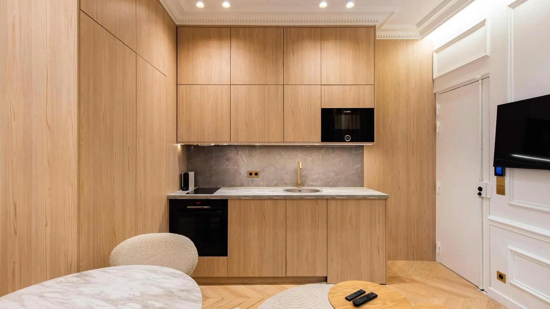 Modern Near Place De La Nation *