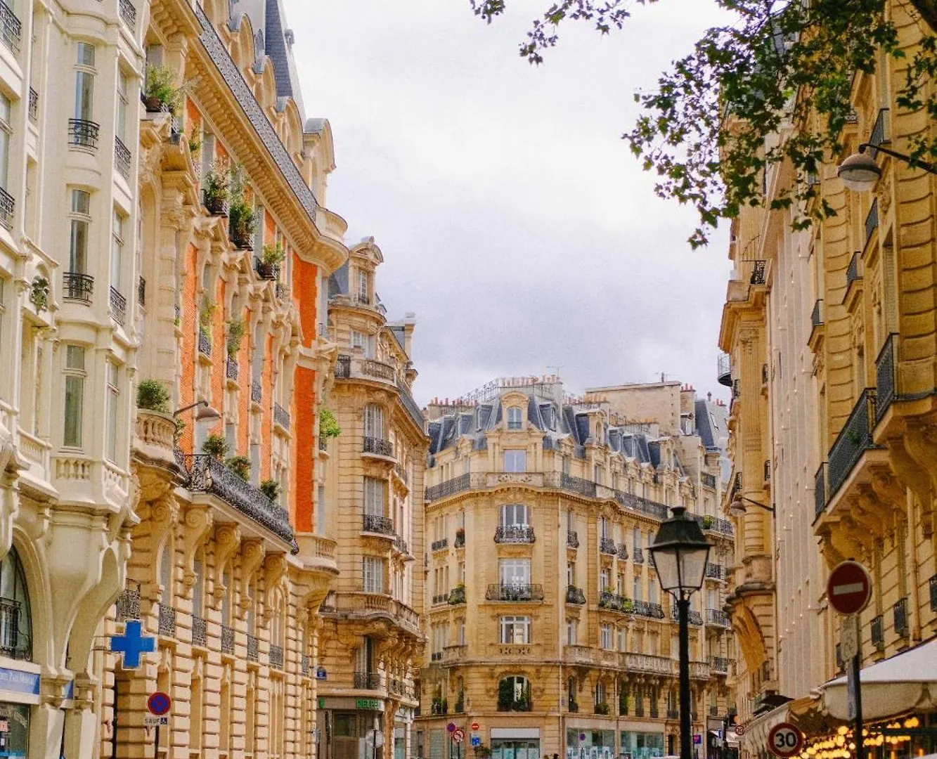 Modern Near Place De La Nation